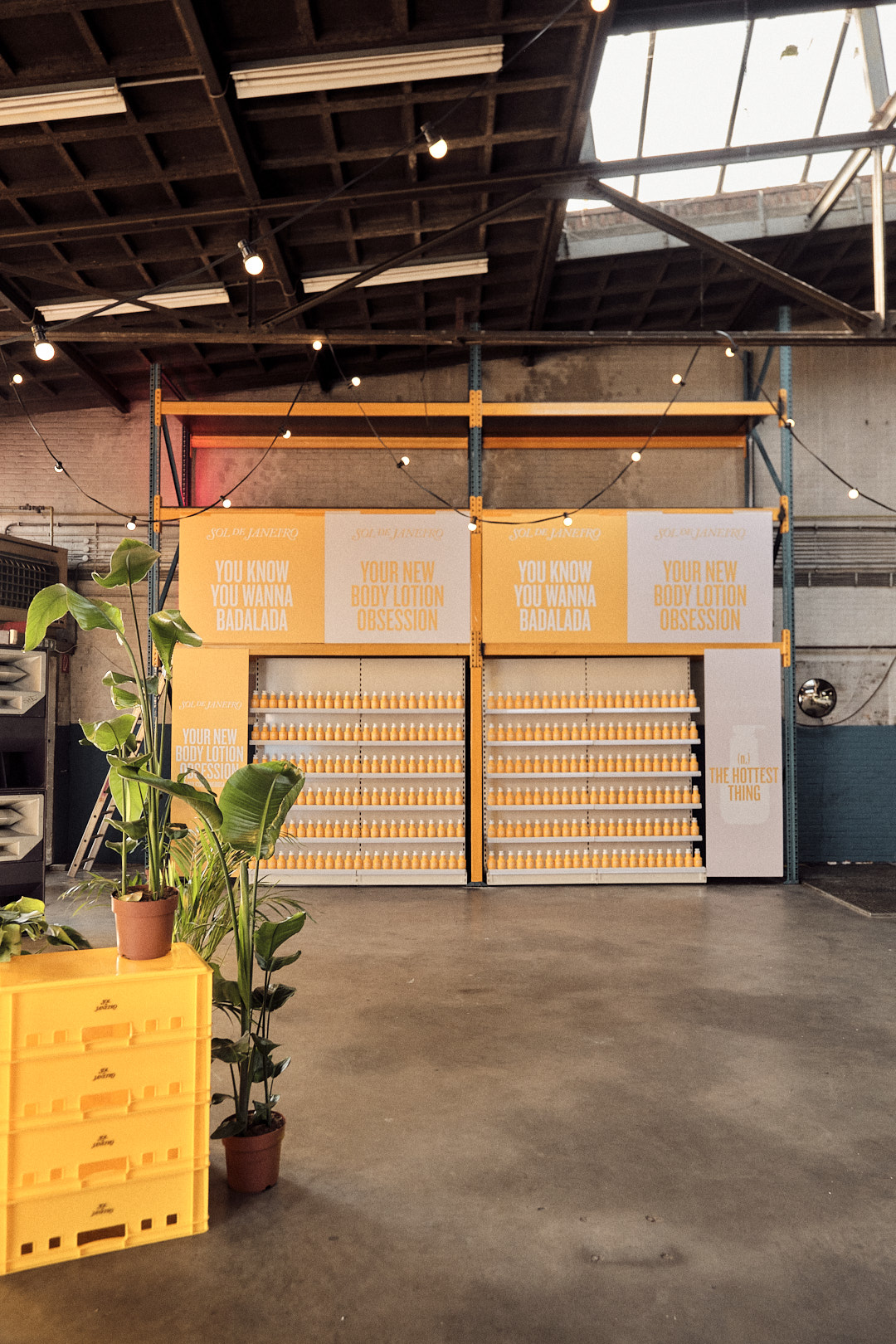 Sol de Janeiro Badalada Body Lotion display tijdens de Block Party in Amsterdam, met een kleurrijke wand vol producten en tropische decoratie.